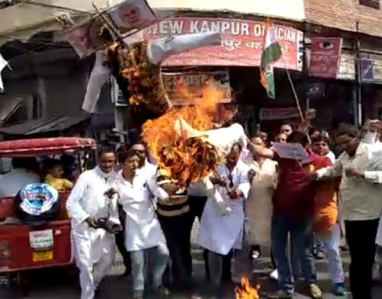 कानपुर काँग्रेस कमेटी ने केन्द्र सरकार का पुतला फूंक विरोध किया