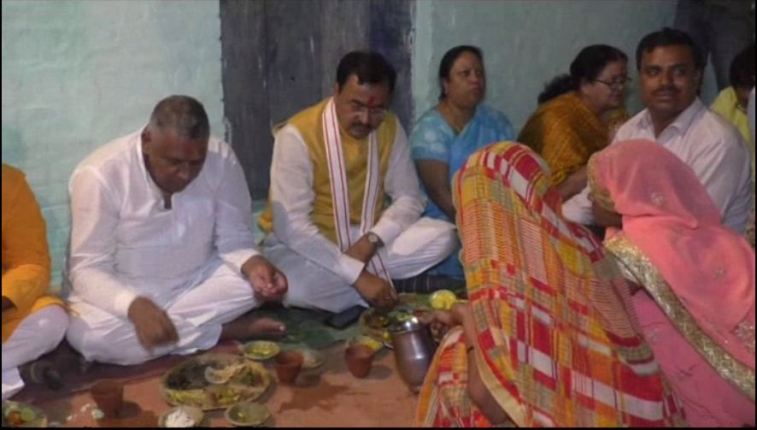 डिप्टी सीएम केशव प्रसाद ने गाँव मे लगाई रात्रि चौपाल,दलित महिला के यहां भोजन के बाद गाँव मे ही किया रात्रि विश्राम