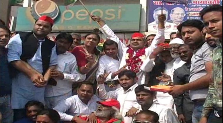 गोरखपुर व फूलपुर उप चुनाव मे सपा की बढ़त के चलते कानपुर मे सपा कार्यकर्ताओ ने जमकर की आतिशाबजी