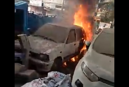 मोनिका टावर के पास खड़ी गाड़ियों में अचानक लगी भीषण आग
