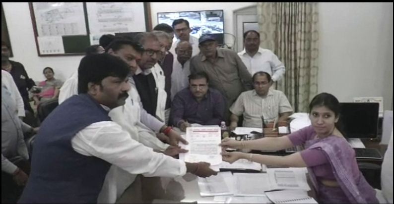कानपुर- व्यापारियों ने बिजली विभाग के एमडी का घेराव कर किया हंगामा