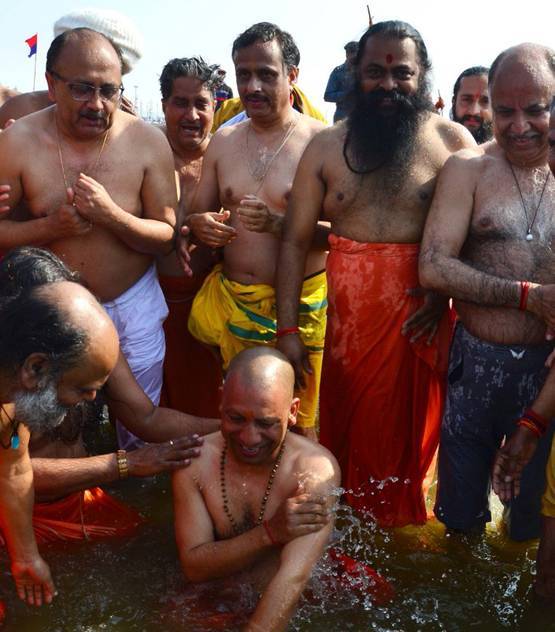 मुख्यमंत्री योगी ने कुंभ के संगम में डुबकी लगाई