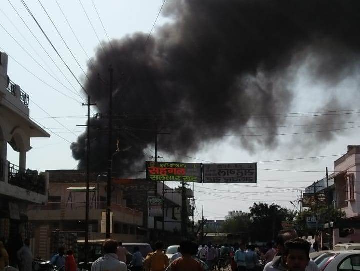 कानपुर में केडीए चौराहे के पास लगी भीषण आग