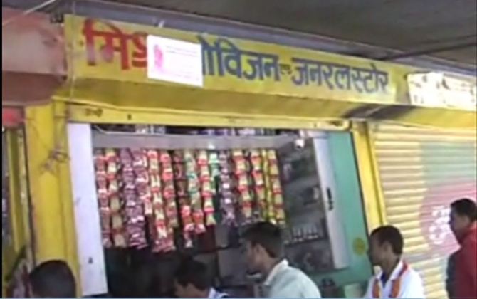 कानपुर- सेल टैक्स विभाग ने सचेंडी मार्केट में मारा छापा, मिश्रा प्रोविजन स्टोर की जांच