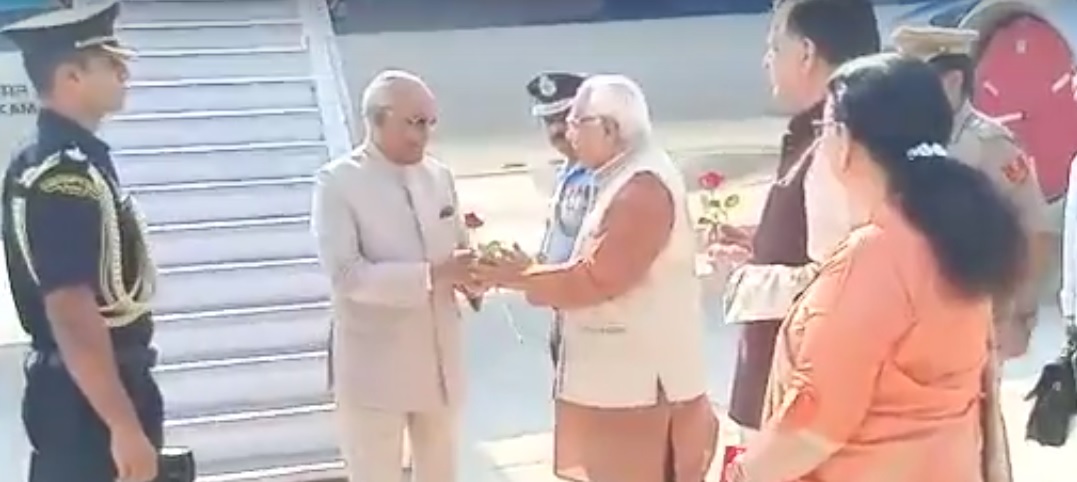 राष्ट्रपति पहुँचे कानपुर के चकेरी एयरपोर्ट