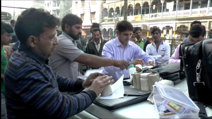 कानपुर के मूलगंज थाना क्षेत्र में खाद्य विभाग में छापा, वीडियो देखे
