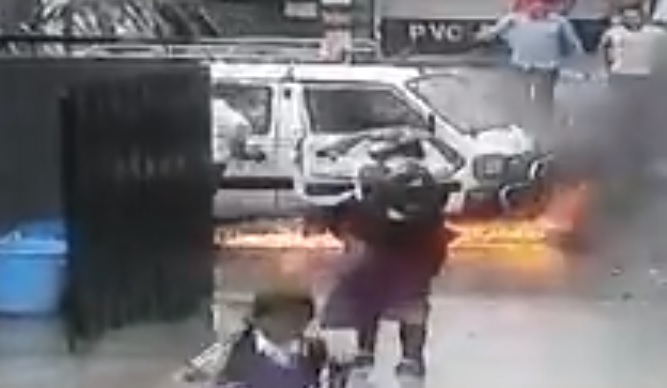School van में आग लगने से van में सवार 7 बच्चे झुलसे, CCTV में कैद वारदात