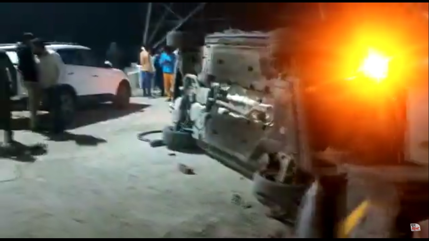 गंगा बैराज पर Audi Car डिवाइडर से टकरा कर पलटी