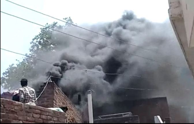 बच्चो के खेल खेल में 6 मकानों में लगी भयंकर आग, घरो का सामान जलकर राख